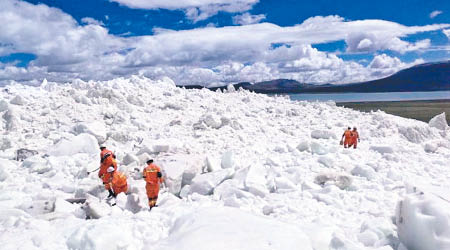西藏阿里地區冰塌，面積近十平方公里的冰川塌方體，相當於一千四百個足球場。（互聯網圖片）