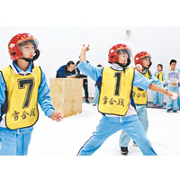 冬季運動博覽會中，有學生在打雪戰。