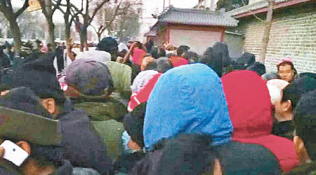 北京現人潮，抗議暴力截訪。（互聯網圖片）