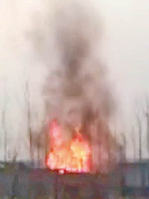 廠房爆炸後濃煙沖天。