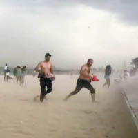 有民眾趁雷暴來臨，到海灘挑戰風浪。