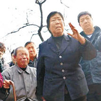 聶樹斌父母（左及中）表示死後會與兒子葬在一起。