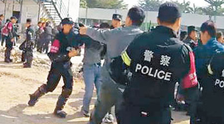 警員制服多名鬧事者。（互聯網圖片）