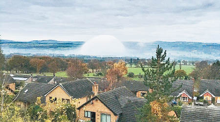 白色的半球體原來是罕見自然現象「圓頂霧」。（互聯網圖片）