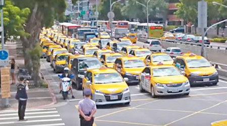 Uber進入台灣市場引發爭議，台的士業界曾發起慢駛抗議。（互聯網圖片）