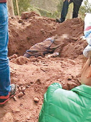 警方掘出周婦的遺體。（互聯網圖片）