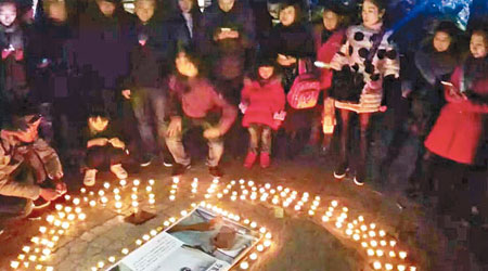 女嬰家人在事發現場點蠟燭悼念。（互聯網圖片）