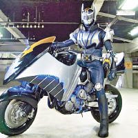 松田悟志曾擔任劇集《幪面超人龍騎》中的超人「騎士」（圖）。（互聯網圖片）