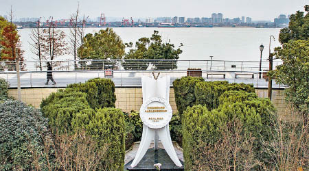 南京下關中山碼頭設有遇難同胞紀念碑。（中新社圖片）