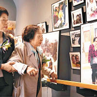 台籍慰安婦陳蓮花（右）參觀紀念館的照片走廊。（中新社圖片）