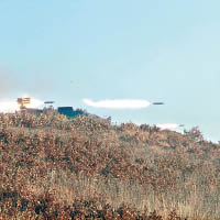 朝軍向模擬的南韓目標發射火箭炮。