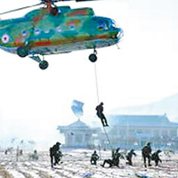 北韓士兵從直升機游繩而下，模擬進攻青瓦台。