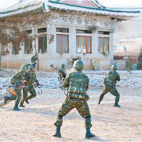 北韓士兵從「青瓦台」拖出人偶。