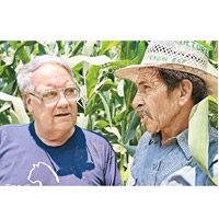 霍華德（左）與一名農夫交流。（世界糧食計劃圖片）
