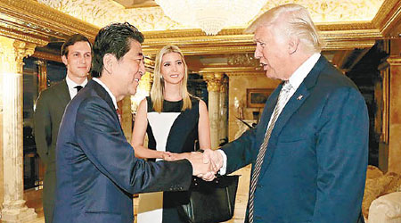 日本首相安倍晉三（前左）早前到美國紐約會見特朗普。