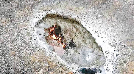 地面被砸出一個大坑，留下燃燒的痕迹。（互聯網圖片）