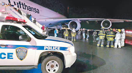 客機降落後，大批消防員及警員到場戒備。