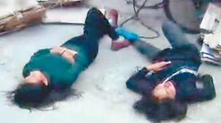 兩名女子躺在路中心「插水」。（互聯網圖片）