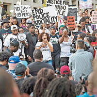 本年七月，黑人斯特林遭警員射殺，激發民眾上街抗議。