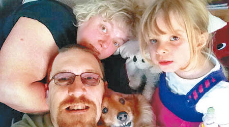 凱齊婭（右）、尼基（左上）及戴倫（左下）一家與狗狗過去的溫馨合照。（互聯網圖片）