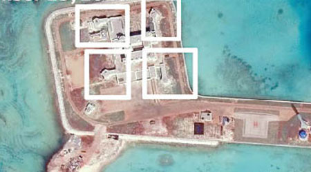 七礁部署反導系統<br>東門礁<br>＊白框內疑為軍事設施