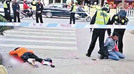 普洱市街頭兇殺案，疑兇殺人後被制服後跪地就擒。（互聯網圖片）