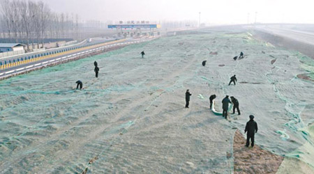 北京<br>城管將紗網蓋在建築垃圾上，以防塵埃飛揚。（互聯網圖片）
