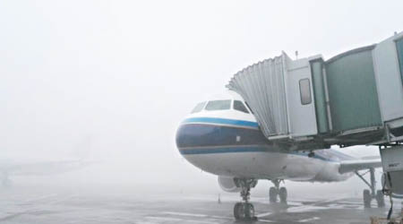 霾災蔓延多個省市，大連機場一片灰濛濛，能見度極低，飛機無法升降。（互聯網圖片）