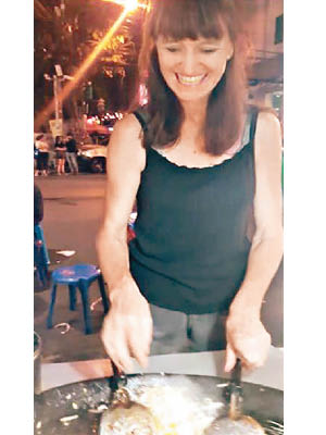 克萊爾在曼谷街頭售賣炒粉。（互聯網圖片）