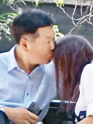 朴勇漢（左）強吻少女。（電視畫面）