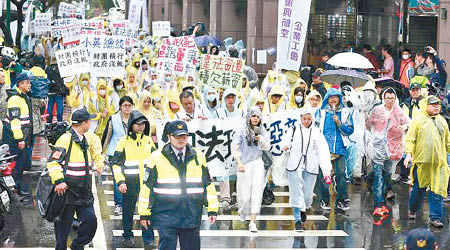 復興數百名員工冒雨遊行。（中時電子報圖片）