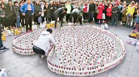 男事主與朋友用飲品瓶堆砌「巨型心」。（互聯網圖片）