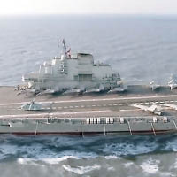 遼寧艦搭載逾十架殲15戰機進行訓練任務。（中新社圖片）