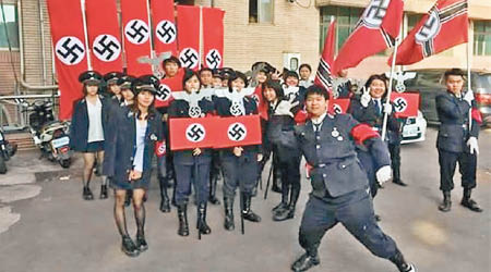 學生穿上納粹軍服，揮動納粹標誌的紅旗。（互聯網圖片）
