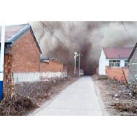 唐山煙花廠爆炸威力大，升起濃煙。