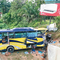 巴士損毀嚴重。
