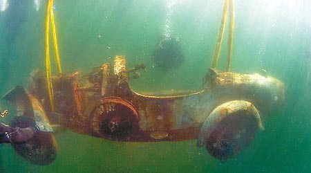 布加迪古董跑車沉沒在湖底多年。（互聯網圖片）