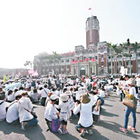 「護家盟」成員午後轉往總統府外抗議。（中時電子報圖片）