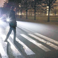 車頭燈亦可因行人調節燈光。（互聯網圖片）