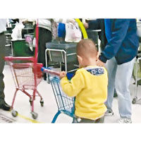 不少大型超市都有提供兒童手推車。