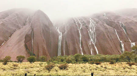 雨水不停由砂岩的縫隙流下，形成難得一見的奇景。（互聯網圖片）