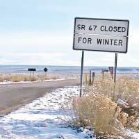 公路因風雪而關閉。（電視畫面）