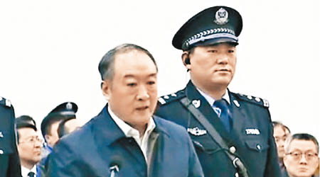 蘇榮（左）受賄案在濟南中院開庭審理。（電視畫面）