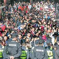 每年有大批民眾到弘法寺參與敲鐘活動。（互聯網圖片）
