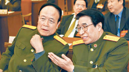 郭伯雄（左）與徐才厚（右）再次被軍報點名批評。（資料圖片）