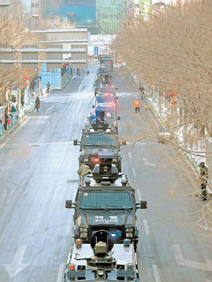 武裝巡邏車隊穿過烏市中山路。（互聯網圖片）