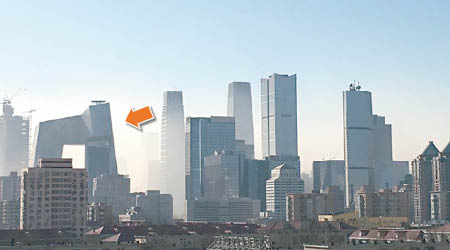 霧霾極速襲京<br>清晰可見<br>在北京，有「大褲衩」之稱的央視總部大樓昨午一度清晰可見。