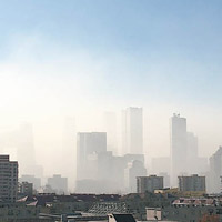 霧霾殺到<br>其後污染物隨南風而至，「大褲衩」逐漸模糊。