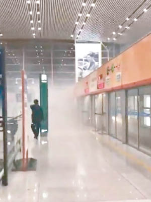 接駁車在機場內故障，冒出大量濃煙。（互聯網圖片）