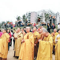 大批僧人在現場主持放生儀式。（互聯網圖片）